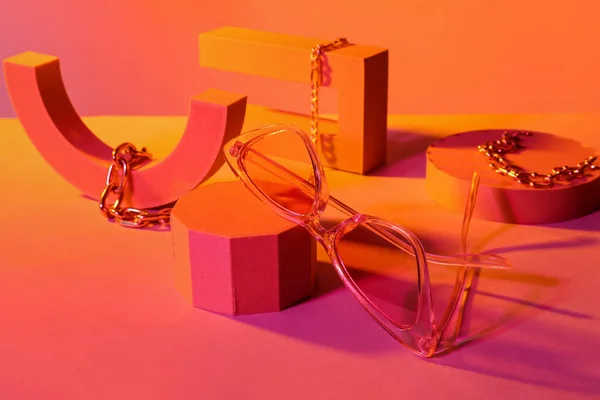 Pódiums Con Gafas Sol Elegantes Pulseras Cadena Sobre Fondo Naranja — Foto de Stock