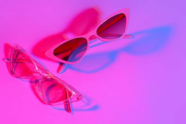 Diferite Ochelari Soare Eleganți Fundal Roz — Fotografie, imagine de stoc