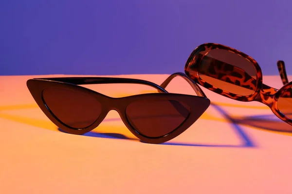 Różne Stylowe Okulary Przeciwsłoneczne Kolorowym Tle — Zdjęcie stockowe