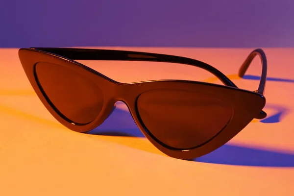 Стильні Сонцезахисні Окуляри Барвистому Фоні — стокове фото