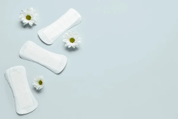 Composición Con Almohadillas Menstruales Flores Manzanilla Sobre Fondo Gris — Foto de Stock