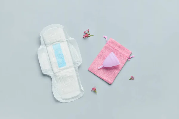 Komposisi Dengan Pad Menstruasi Cangkir Tas Dan Bunga Pada Latar — Stok Foto