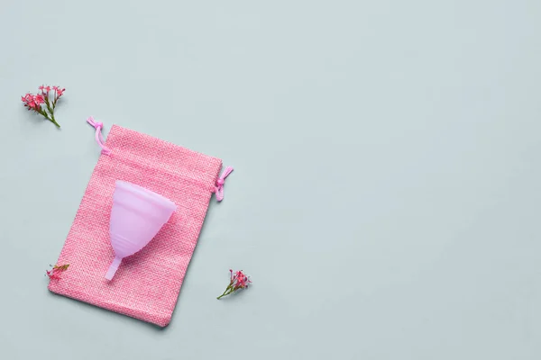 Composition Avec Coupe Menstruelle Sac Fleurs Sur Fond Gris — Photo