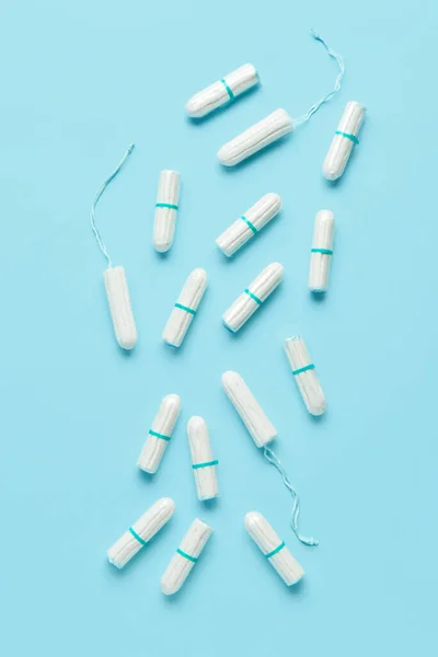 Tampon Menstruasi Pada Latar Belakang Biru — Stok Foto