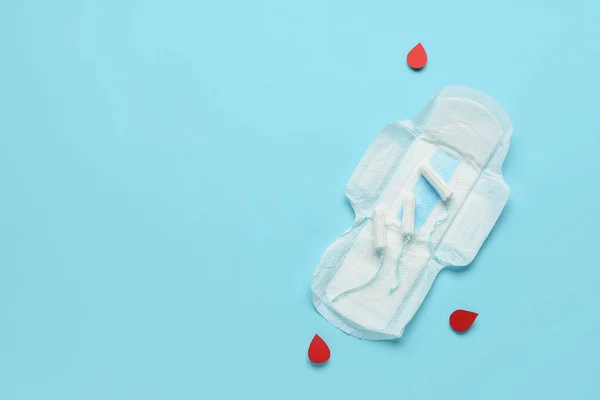 Zusammensetzung Mit Menstruationspolster Tampons Und Bluttropfen Aus Papier Auf Blauem — Stockfoto