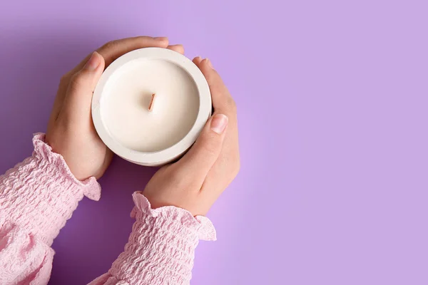 Weibliche Hände Mit Kerze Auf Lila Hintergrund — Stockfoto