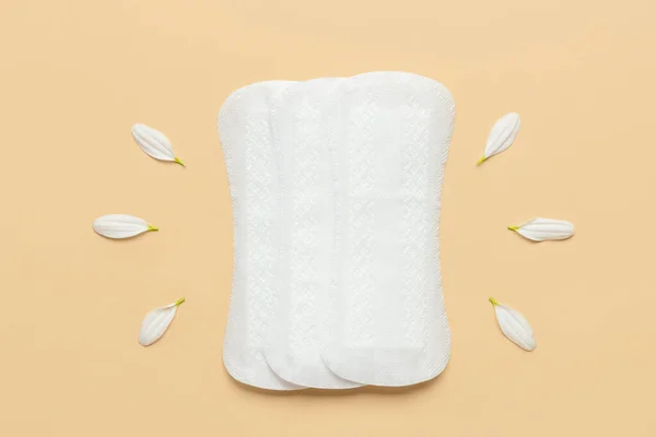 Composición Con Almohadillas Menstruales Pétalos Manzanilla Sobre Fondo Beige —  Fotos de Stock