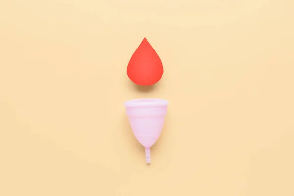 Komposition Mit Menstruationstasse Und Bluttropfen Aus Papier Auf Beigem Hintergrund — Stockfoto