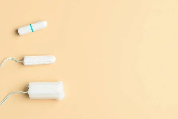 Tampon Menstruasi Berbeda Pada Latar Belakang Beige — Stok Foto