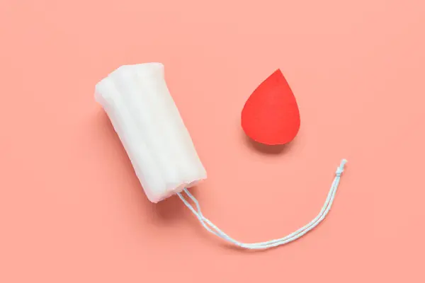 Komposisi Dengan Tampon Menstruasi Dan Tetesan Darah Terbuat Dari Kertas — Stok Foto