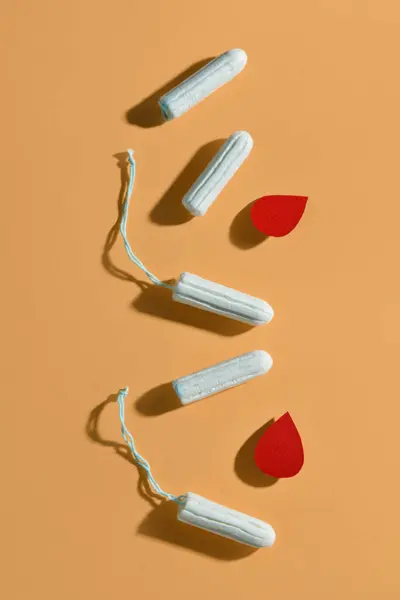 Komposition Mit Menstruationstampons Und Bluttropfen Aus Papier Auf Beigem Hintergrund — Stockfoto