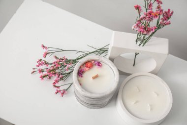 Odadaki güzel çiçekler ve mumlar, yakın plan.