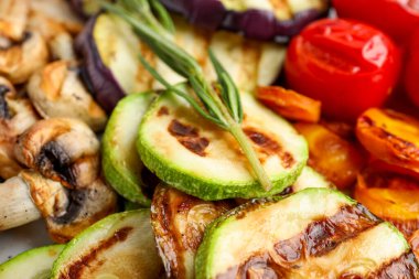 Izgara sebze ve biberiye, yakın plan.