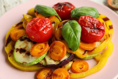 Izgara sebze ve fesleğen, yakın plan.