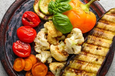 Izgara sebze ve fesleğen, yakın plan.