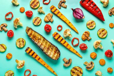 Mavi arka planda ızgara sebzeler