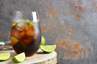 Tahta masada soğuk Küba Libre kokteyli.