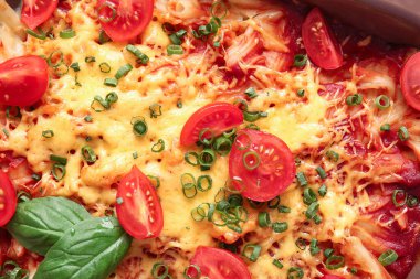 Arka planda domates soslu ve peynirli makarna dokusu, yakın plan.