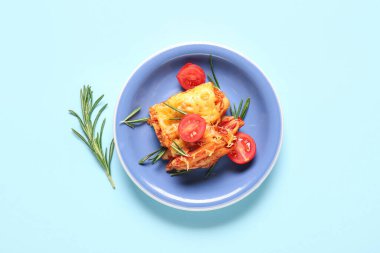 Mavi arka planda domates soslu ve peynirli makarna.