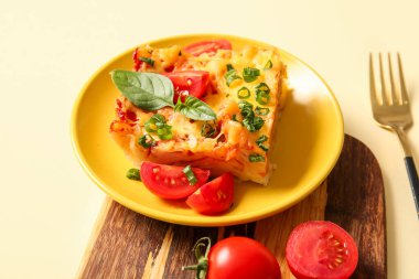 Bej arka planda domates soslu ve peynirli makarna.