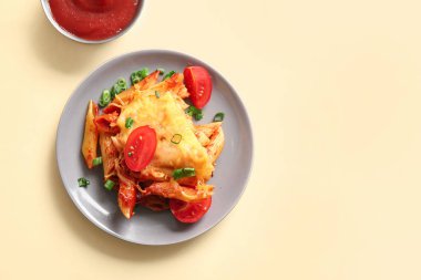 Bej arka planda domates soslu ve peynirli makarna.