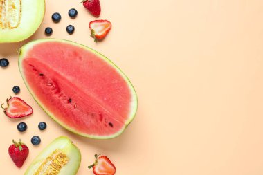 Bir parça taze karpuz ve turuncu arka planda farklı meyveler.