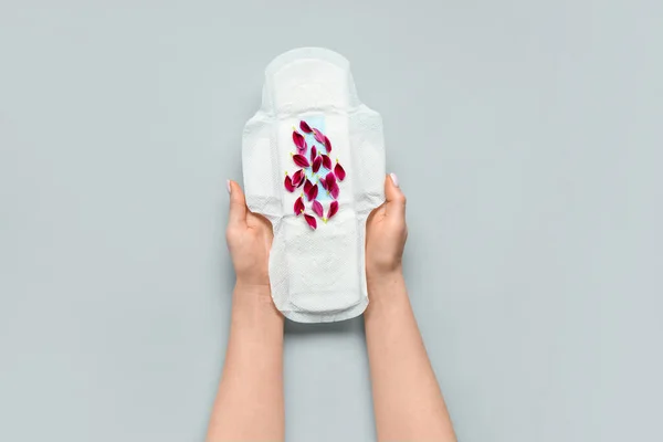 Žena Menstruační Podložkou Okvětní Lístky Šedém Pozadí — Stock fotografie