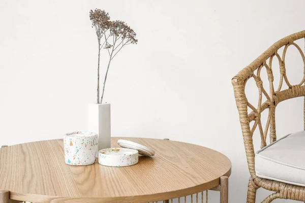 花のある光の部屋のインテリア テーブルと椅子の上のキャンドル クローズアップ — ストック写真