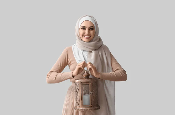 Mladá Muslimka Lucernou Světlém Pozadí Islámská Novoroční Oslava — Stock fotografie