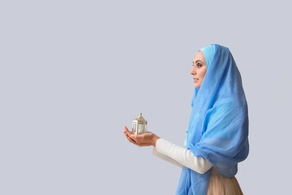 年轻的穆斯林妇女 背景浅的灯笼 伊斯兰新年庆祝活动 — 图库照片