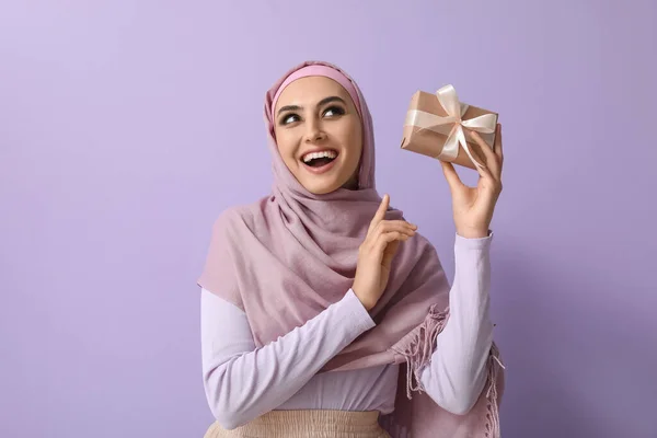 Jeune Femme Musulmane Avec Cadeau Sur Fond Lilas Fête Nouvel — Photo