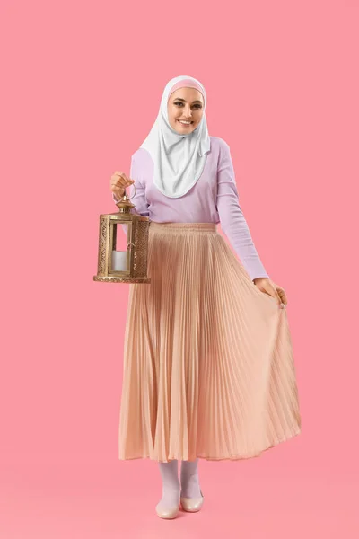 有粉色背景的年轻的穆斯林妇女 伊斯兰新年庆祝活动 — 图库照片