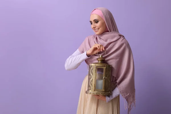 Junge Muslimin Mit Laterne Auf Fliederfarbenem Hintergrund Islamische Neujahrsfeier — Stockfoto