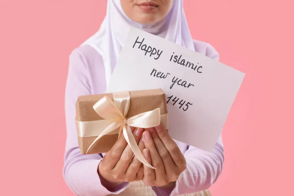 Fiatal Muszlim Kártya Iszlám Újév Ajándék Rózsaszín Háttér Közelkép — Stock Fotó