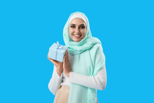 年轻的穆斯林女人有蓝色背景的天赋伊斯兰新年庆祝活动 — 图库照片