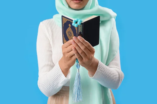 Fiatal Muszlim Koránnal Imagyöngyökkel Kék Háttéren Közelkép Iszlám Újév Ünnepe — Stock Fotó