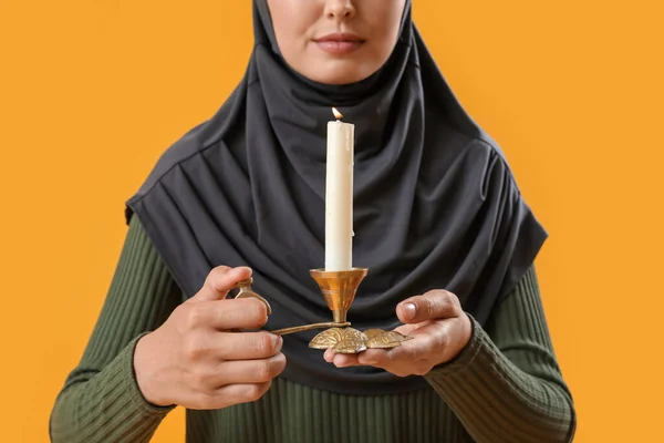 Junge Muslimin Mit Brennender Kerze Auf Gelbem Hintergrund Nahaufnahme Islamische — Stockfoto