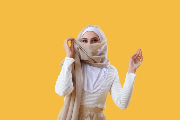 Fiatal Muszlim Sárga Háttérrel Iszlám Újév Ünnepe — Stock Fotó