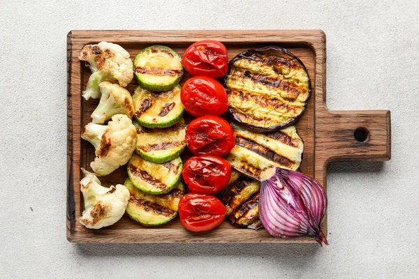 Wooden Board Grilled Vegetables White Background — Stock Photo, Image