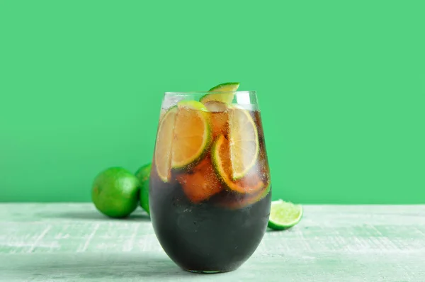 Bir Bardak Soğuk Küba Kokteyli Yeşil Ahşap Masada Limon — Stok fotoğraf