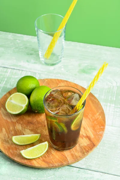 Bir Bardak Soğuk Küba Libre Kokteyli Yeşil Ahşap Masada Limon — Stok fotoğraf