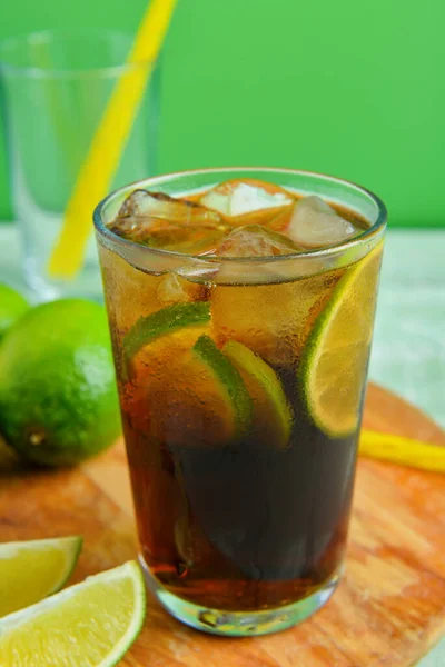 Brädan Med Glas Kall Kuba Libre Cocktail Närbild — Stockfoto