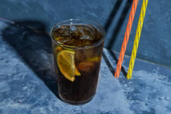 Glas Kallt Kuba Libre Cocktail Blå Bakgrund — Stockfoto