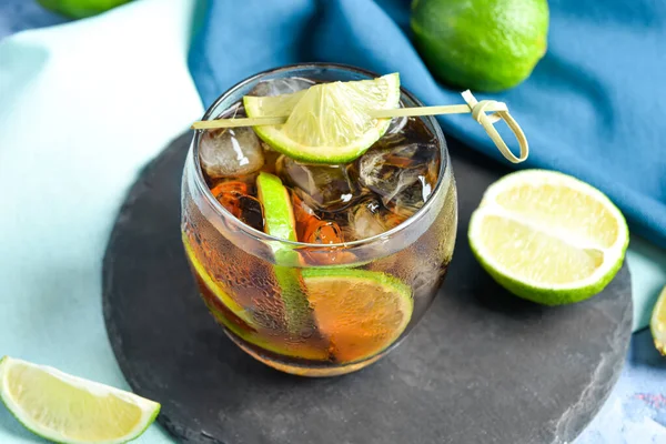 Brädan Med Glas Kall Kuba Libre Cocktail Och Lime Närbild — Stockfoto