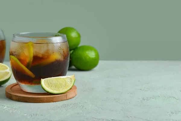 Glas Kall Kuba Libre Cocktail Och Lime Grå Bakgrund — Stockfoto