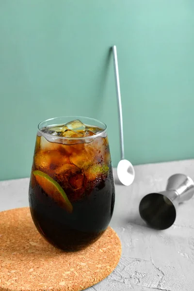 Glas Koude Cuba Libre Cocktail Grijze Achtergrond — Stockfoto