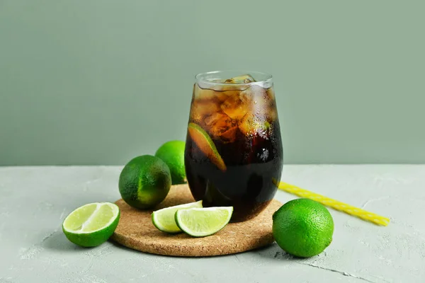 Bir Bardak Soğuk Küba Libre Kokteyli Gri Arka Planda Limon — Stok fotoğraf