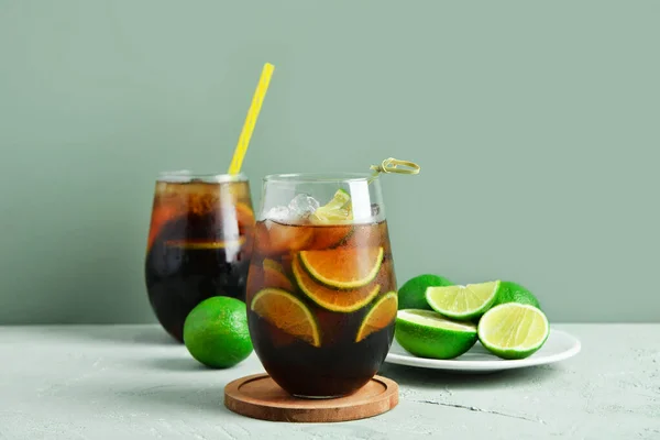 Glasögon Kallt Kuba Libre Cocktail Och Platta Med Lime Grå — Stockfoto