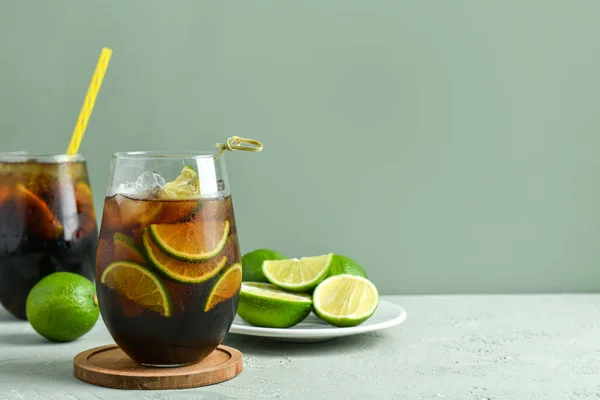 Glazen Koude Cuba Libre Cocktail Bord Met Limoenen Grijze Ondergrond — Stockfoto
