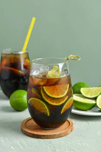 Glasögon Kallt Kuba Libre Cocktail Och Platta Med Lime Grå — Stockfoto